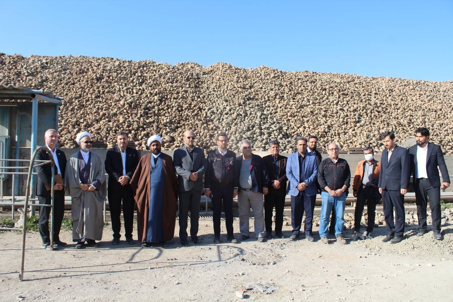 بازدید مسئولان قضایی و مذهبی شهرستان چناران از کارخانه قند چناران